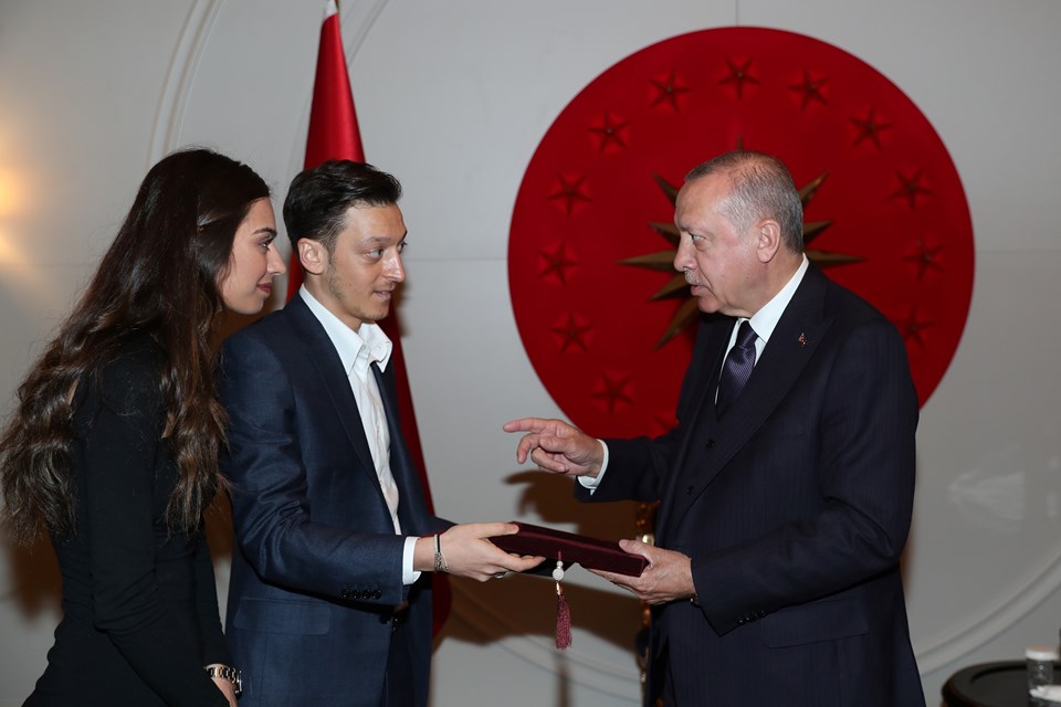 Cumhurbaşkanı Erdoğan, futbolcu Mesut Özil'i ve nişanlısı Amine Gülşe'yi kabul etti - 1