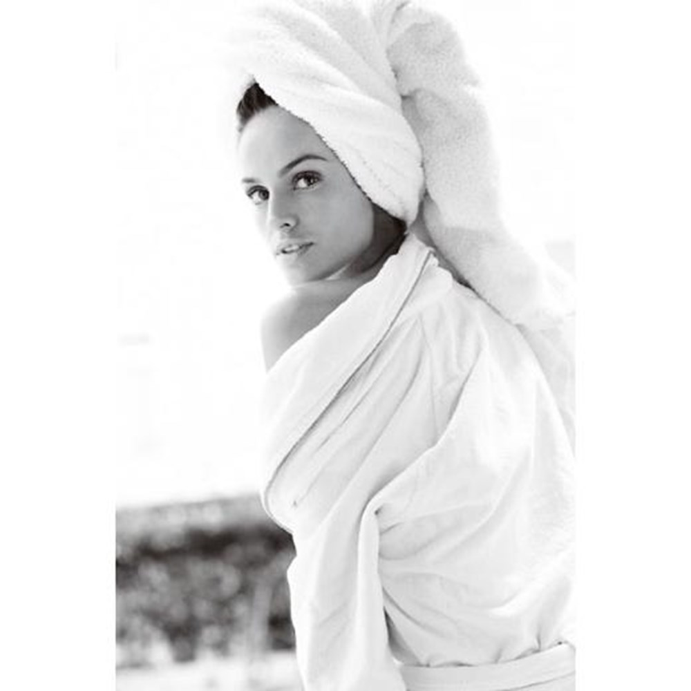 Девушка в полотенце фото. Марио Тестино Towel Series. Марио Тестино и и фото в полотенцах. Девушка с полотенцем на голове. Фотосессия в халате и полотенце.
