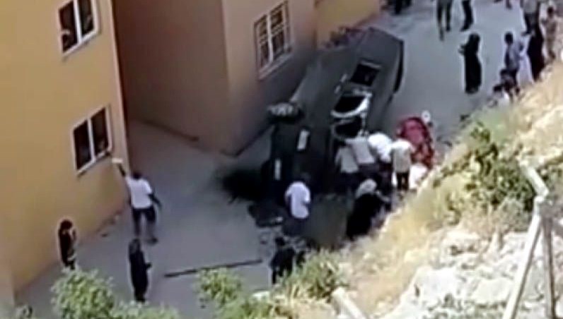 Hafif ticari araç sitenin bahçesine düştü