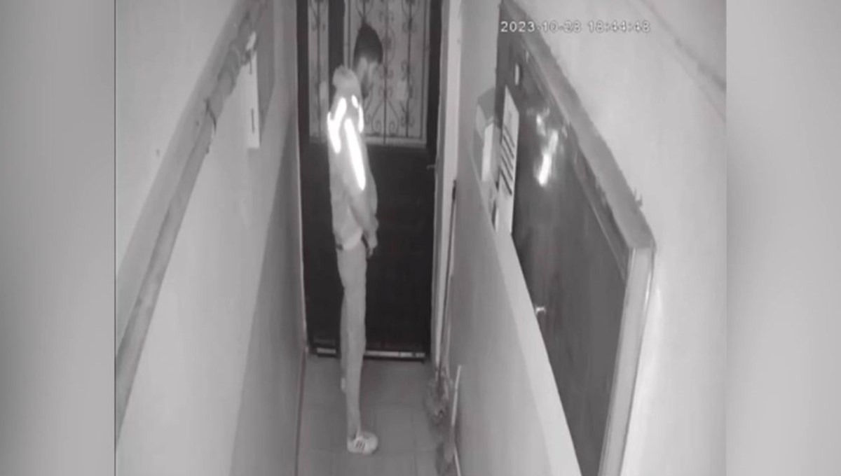 Kurye sipariş getirdiği apartmana idrarını yaptı Kurye sipariş getirdiği apartmana idrarını yaptı