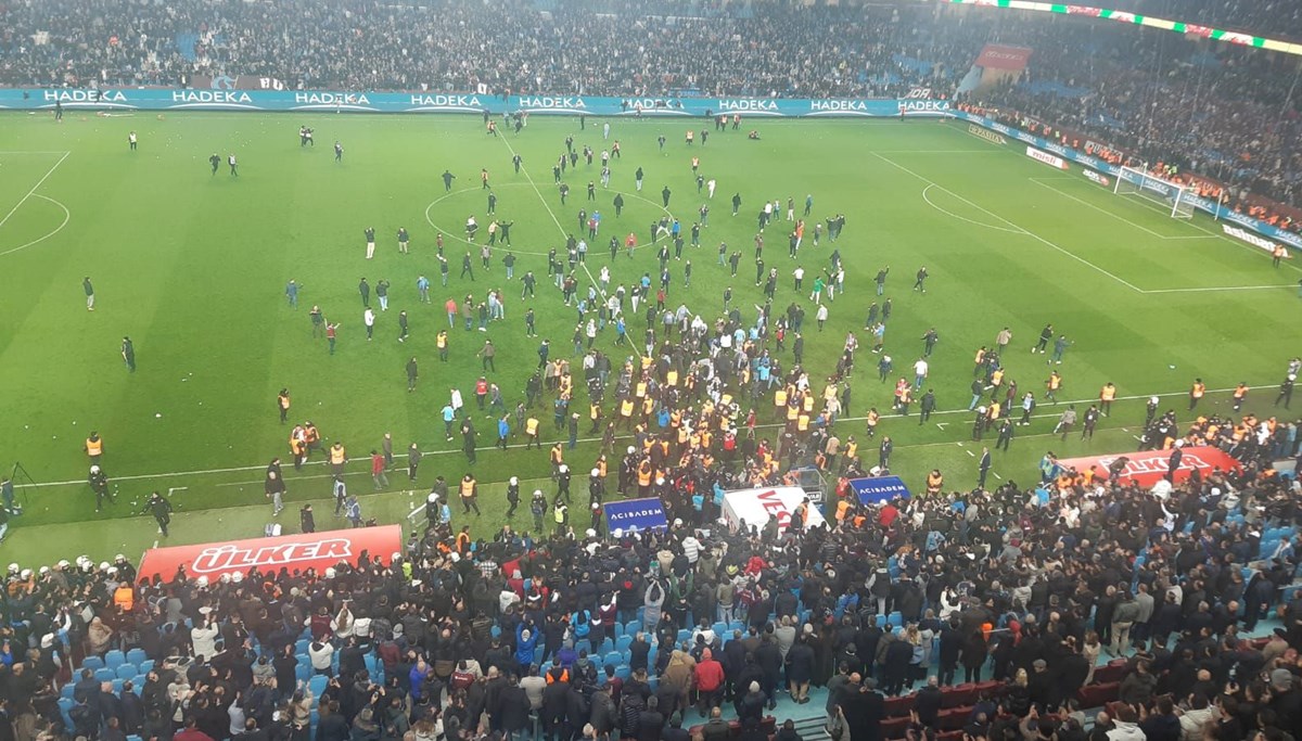 Trabzonsporlu taraftarlar maç sonunda sahaya indi
