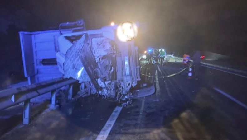 Malatya'da TIR şarampole devrildi: 2 ölü