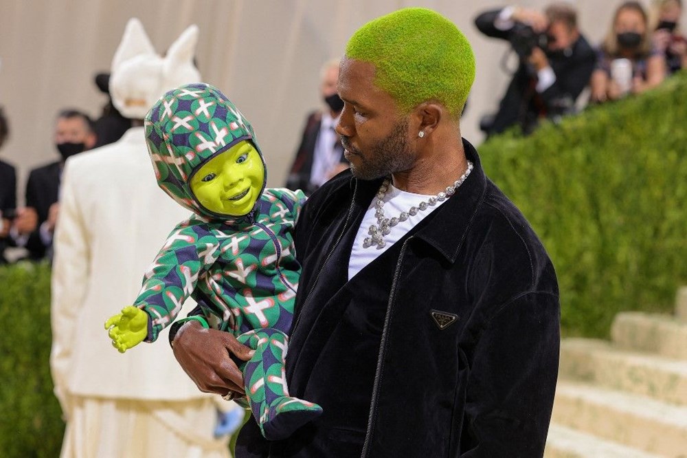 Frank Ocean 2021 MET Gala'ya robot bebekle katıldı - 3