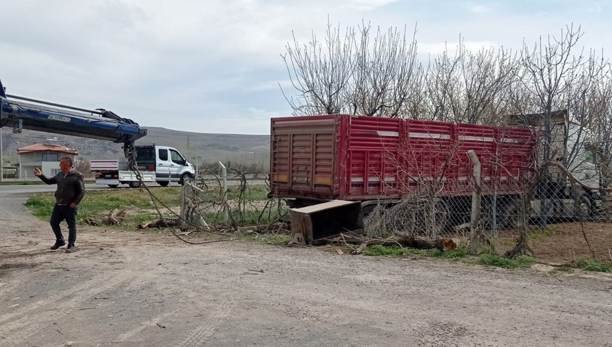 Niğde’de yoldan çıkan TIR bahçeye daldı