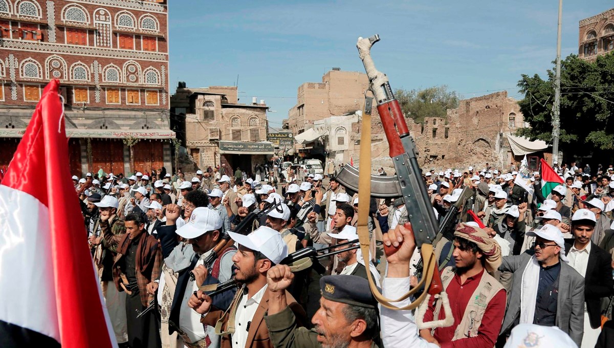 Yemen'deki Husilerden İslam ülkelerine çağrı: ABD ve Avrupa'ya petrol ihracatını yarı yarıya azaltın Yemen'deki Husilerden İslam ülkelerine çağrı: ABD ve Avrupa'ya petrol ihracatını yarı yarıya azaltın