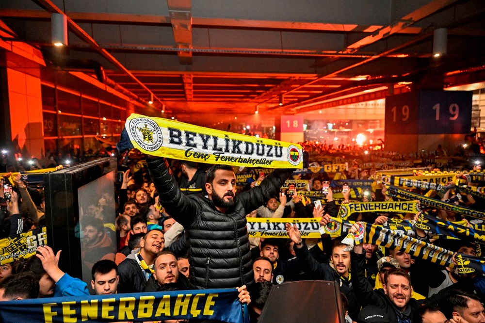 Fenerbahçe kafilesi İstanbul'da: Taraftarlar havalimanına akın etti - 13