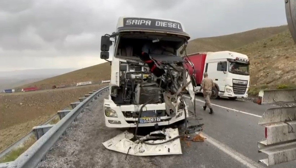 Van'da 2 TIR kafa kafaya çarpıştı: 3 yaralı