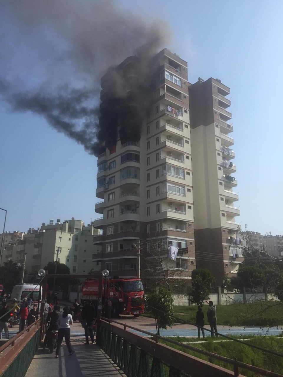 Mersin'de yangından korkan kadın 8. kattan aşağı düştü - 1