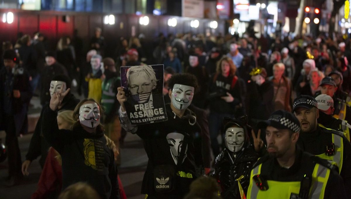 Londra'da Şenlik Ateşi Gecesi'nde protestocular polisle çatıştı