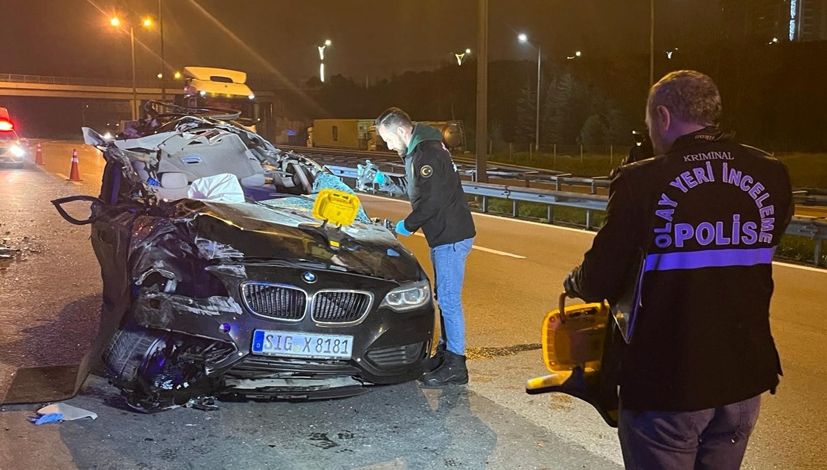 TEM’de TIR'a çarpan otomobilin tavanı koptu: 1 ölü, 2 yaralı