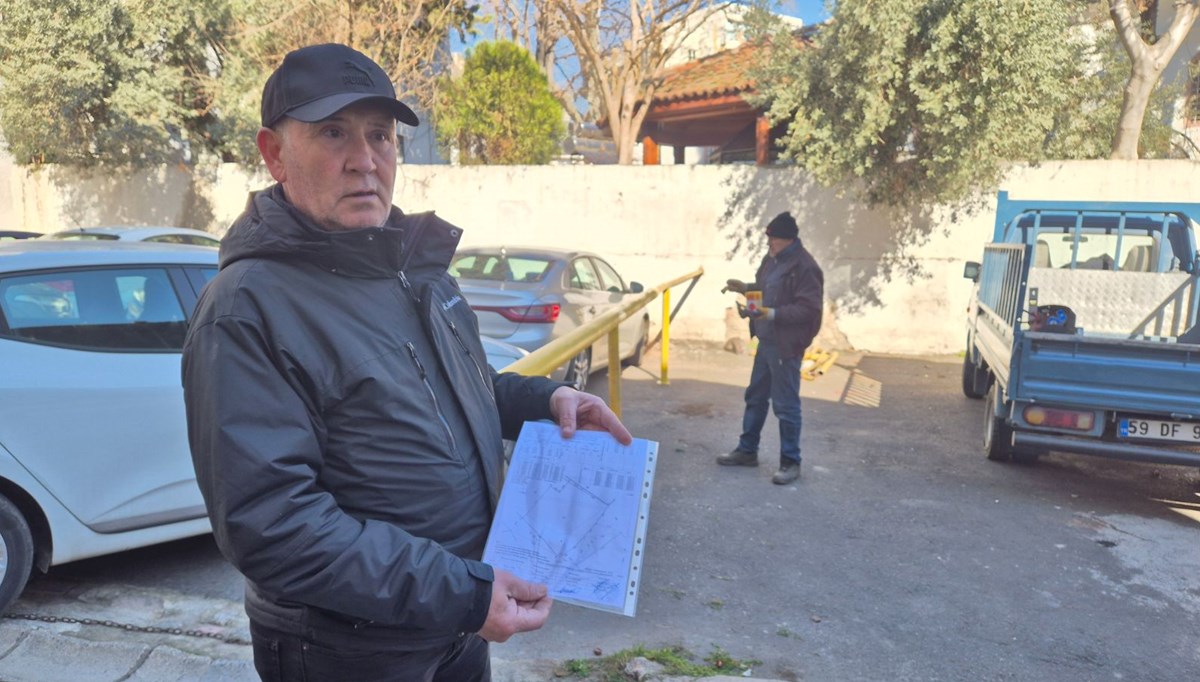 Sokağın bir bölümünü demir bariyerle kapattı: Sokağın bir bölümünü demir bariyerle kapattı: