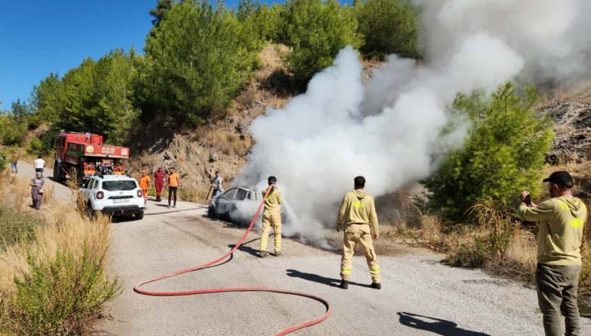 Yanan araca ekiplerden müdahale Yanan araca ekiplerden müdahale