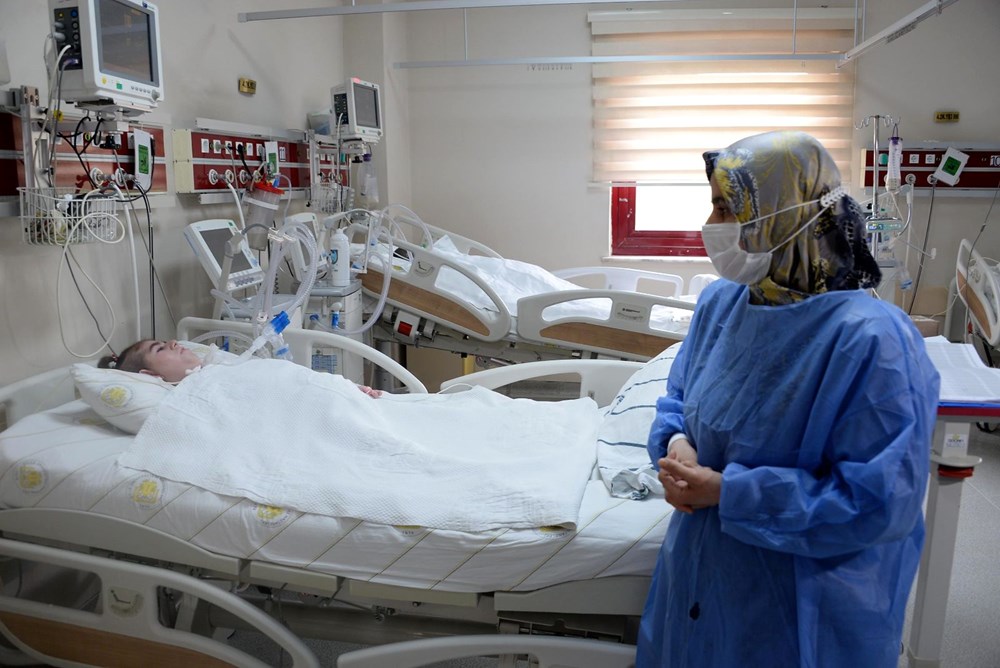 Yoğun bakım kapısında 10 yıldır çocuğunu bekliyor: Beni hissediyor, mutlu oluyor - 3