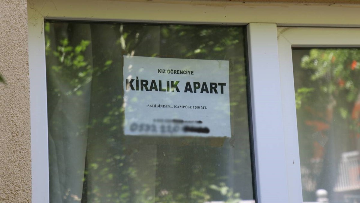 İlanlarda özellikle kız öğrencileri hedef almış