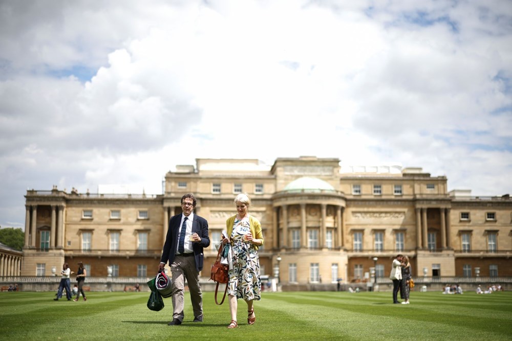 İngiltere tarihinde bir ilk: Kraliçe Elizabeth, Buckingham Sarayı'nın bahçesini halkın kullanımına açtı - 6