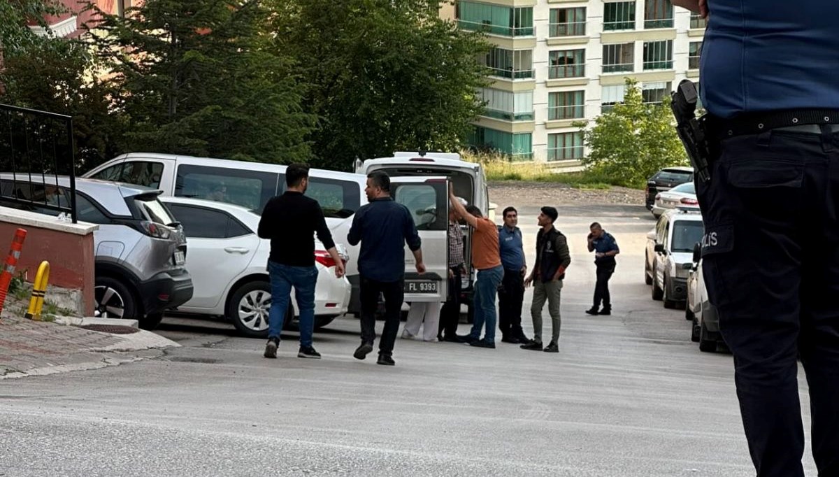 Kız arkadaşını silahla öldürüp intihar etti Kız arkadaşını silahla öldürüp intihar etti