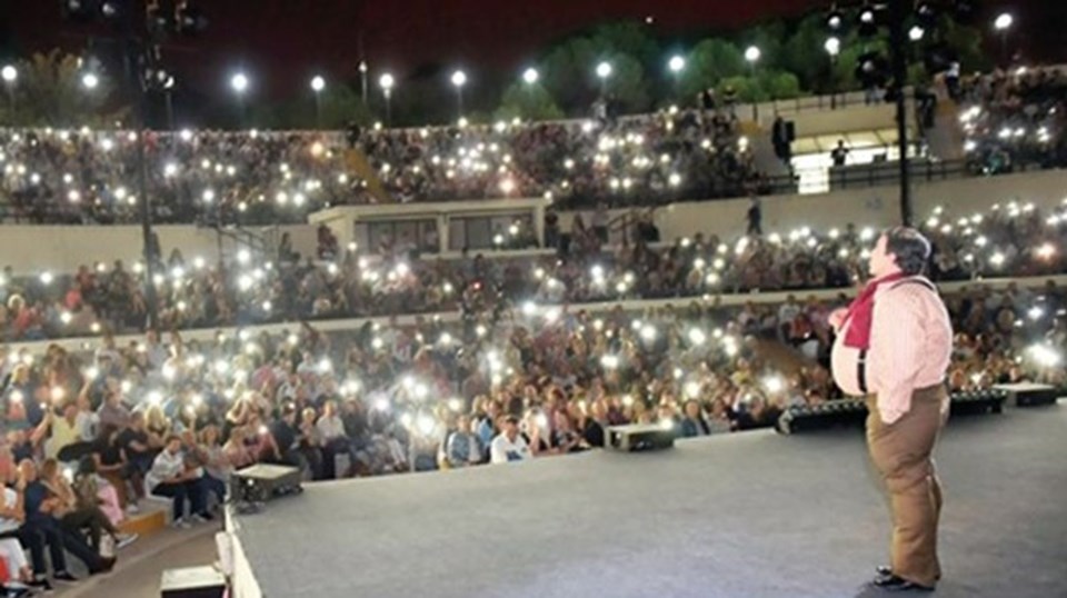 Seyirciler Tolga Çevik'in gösterisine cep telefon ışıklarıyla destek verdi.
