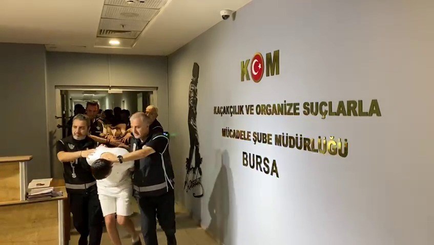 Gözaltına alınan 11 şüpheli, mevcutlu olarak adliyeye sevk edildi.