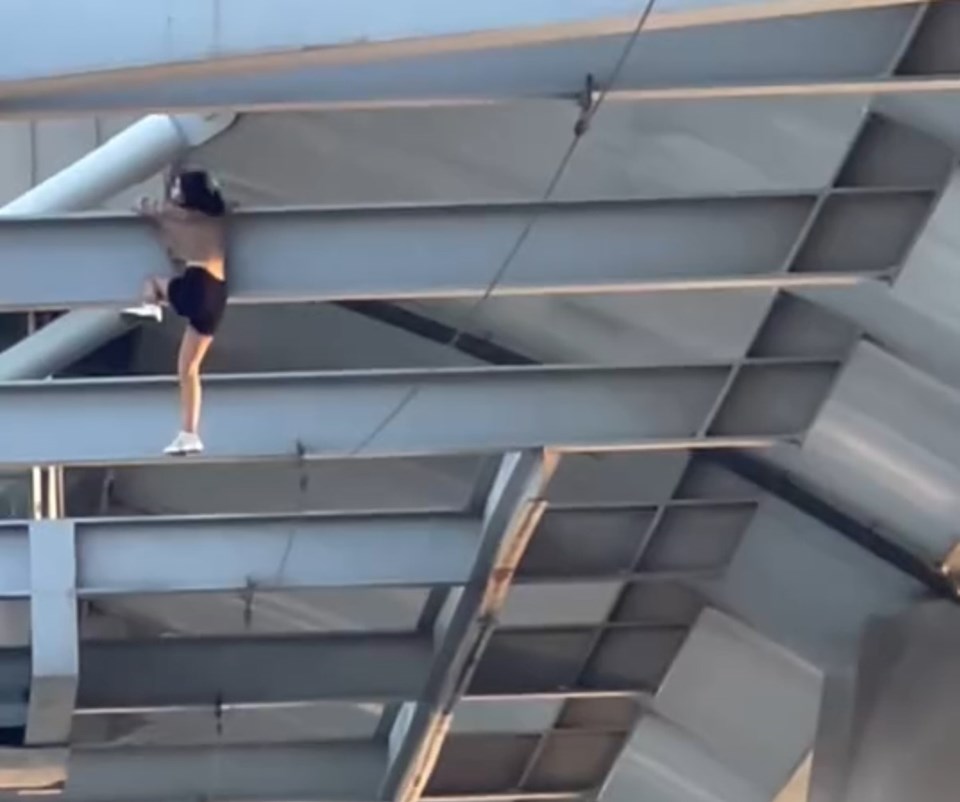Haliç Köprüsü'nde intihar girişimi! Demirlerden sarktı, yürekler ağza geldi - 2