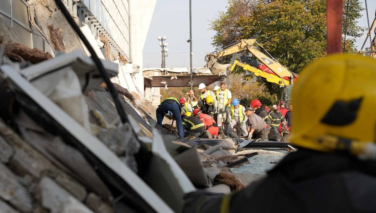 Sırbistan'da tren istasyonunun çatısı çöktü: 13 ölü Sırbistan'da tren istasyonunun çatısı çöktü: 13 ölü