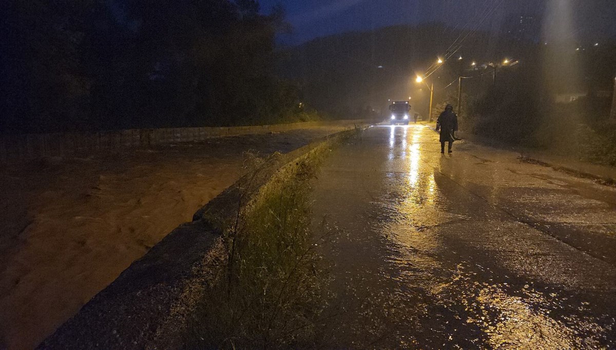 Zonguldak'ta aşırı yağış: Mezarlıklarda heyelan oluştu, 4 ev tahliye edildi