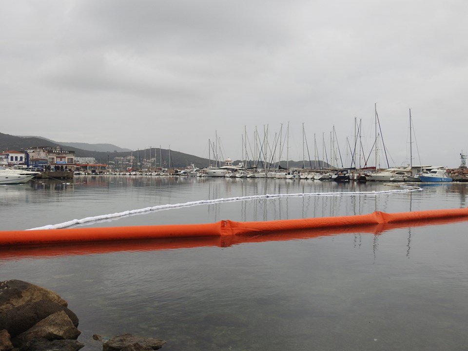 İzmir Urla’da denize mazot sızdı, liman kapatıldı - 1