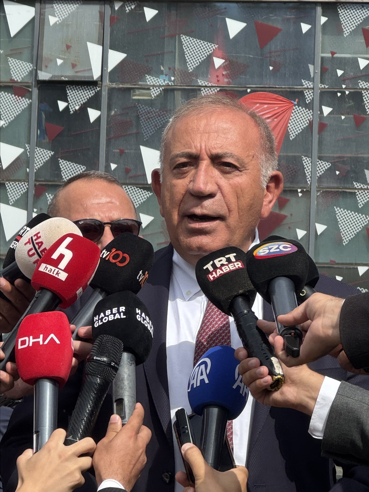Mahkeme kararıyla CHP İstanbul İl Yönetimine görevlendirilen Gürsel Tekin, Sarıyer