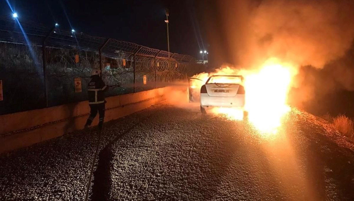 Motoru yanmaya başlayan otomobil alev topuna döndü Motoru yanmaya başlayan otomobil alev topuna döndü