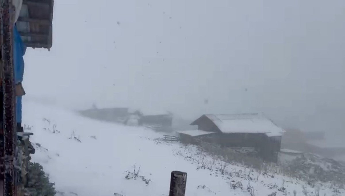 Ardahan'ın yüksek kesimlerine kar yağdı