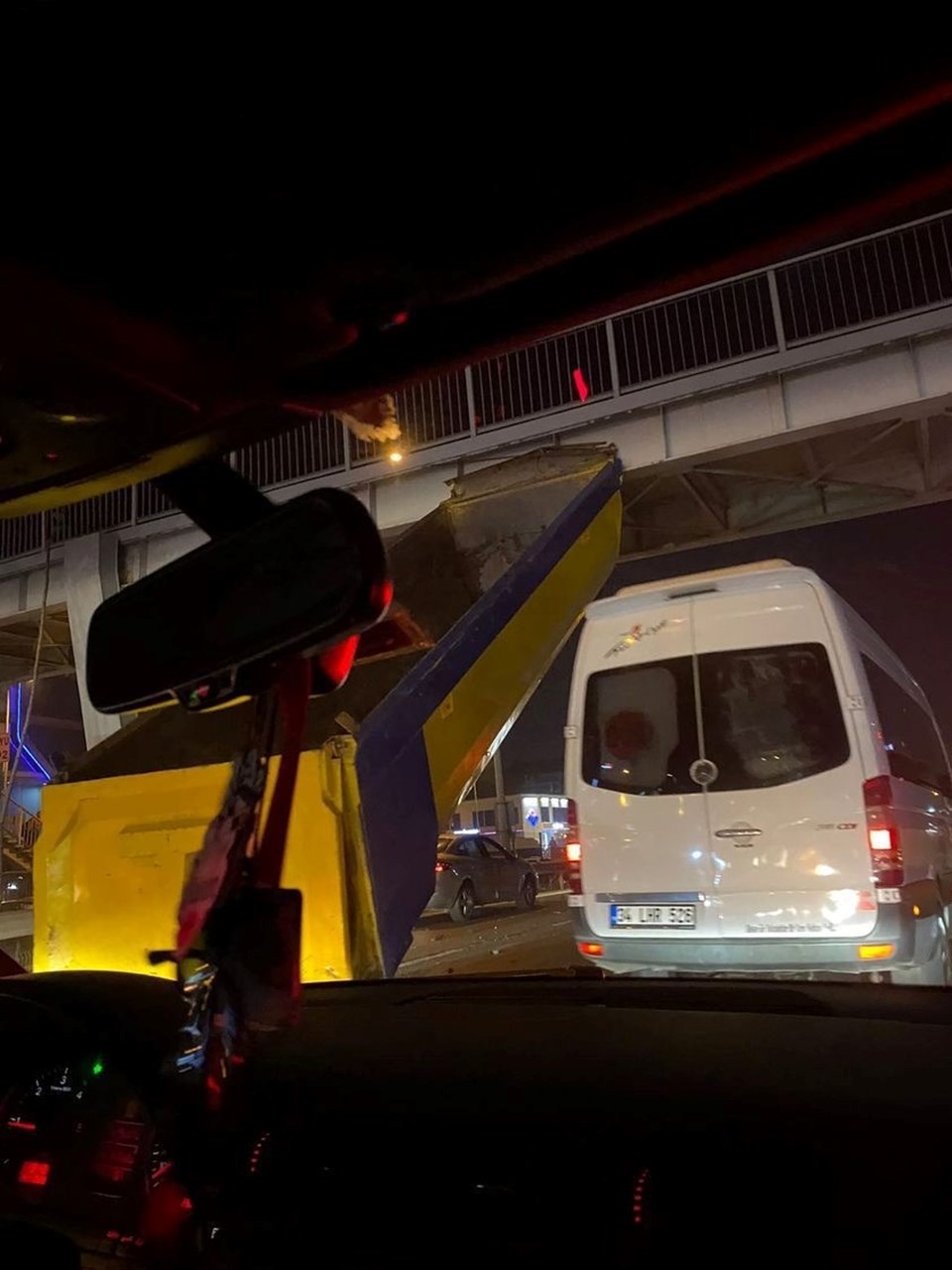 İstanbul'da kamyonun damperi üst geçide takılı kaldı - 1