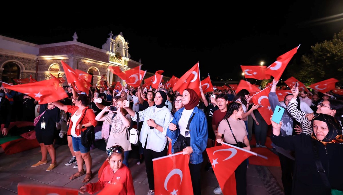 Filenin Sultanları'nın tarihi zaferi Türkiye'yi sokağa döktü Filenin Sultanları'nın tarihi zaferi Türkiye'yi sokağa döktü