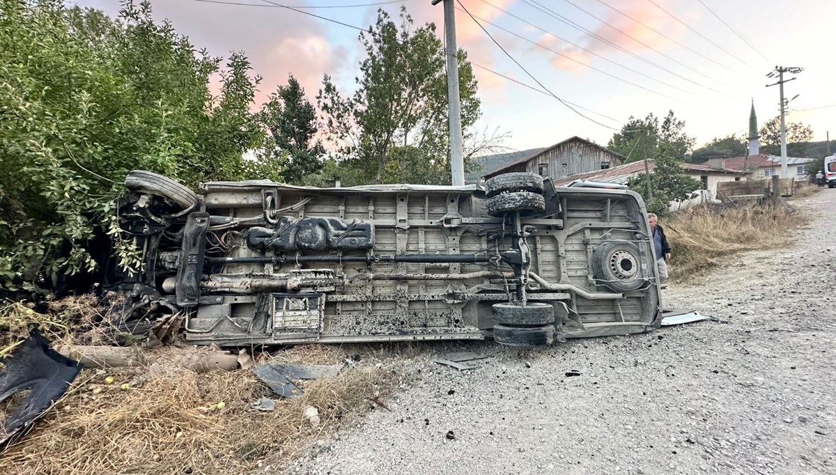 Bolu'da minibüs ile traktör çarpıştı: 15 yaralı Bolu'da minibüs ile traktör çarpıştı: 15 yaralı