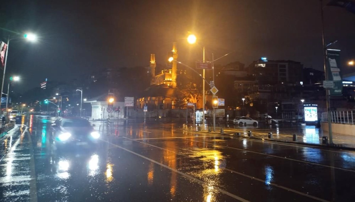 İstanbul’da beklenen sağanak başladı