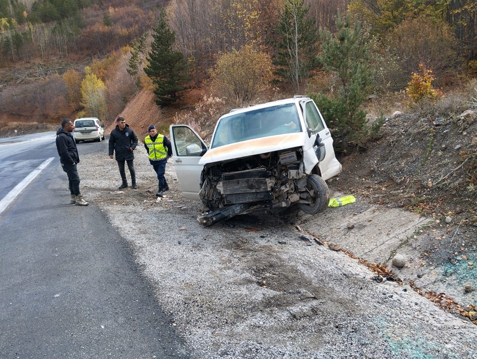 Otomobil ile minibüs kafa kafaya çarpıştı: 10 yaralı - 1