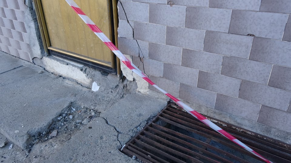Trabzon'da çatlaklar oluşan bina boşaltıldı - 1