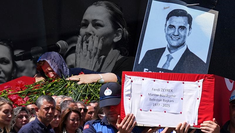 Manisa Ferdi Zeyrek'i uğurluyor | Özgür Özel gözyaşlarını tutamadı: 