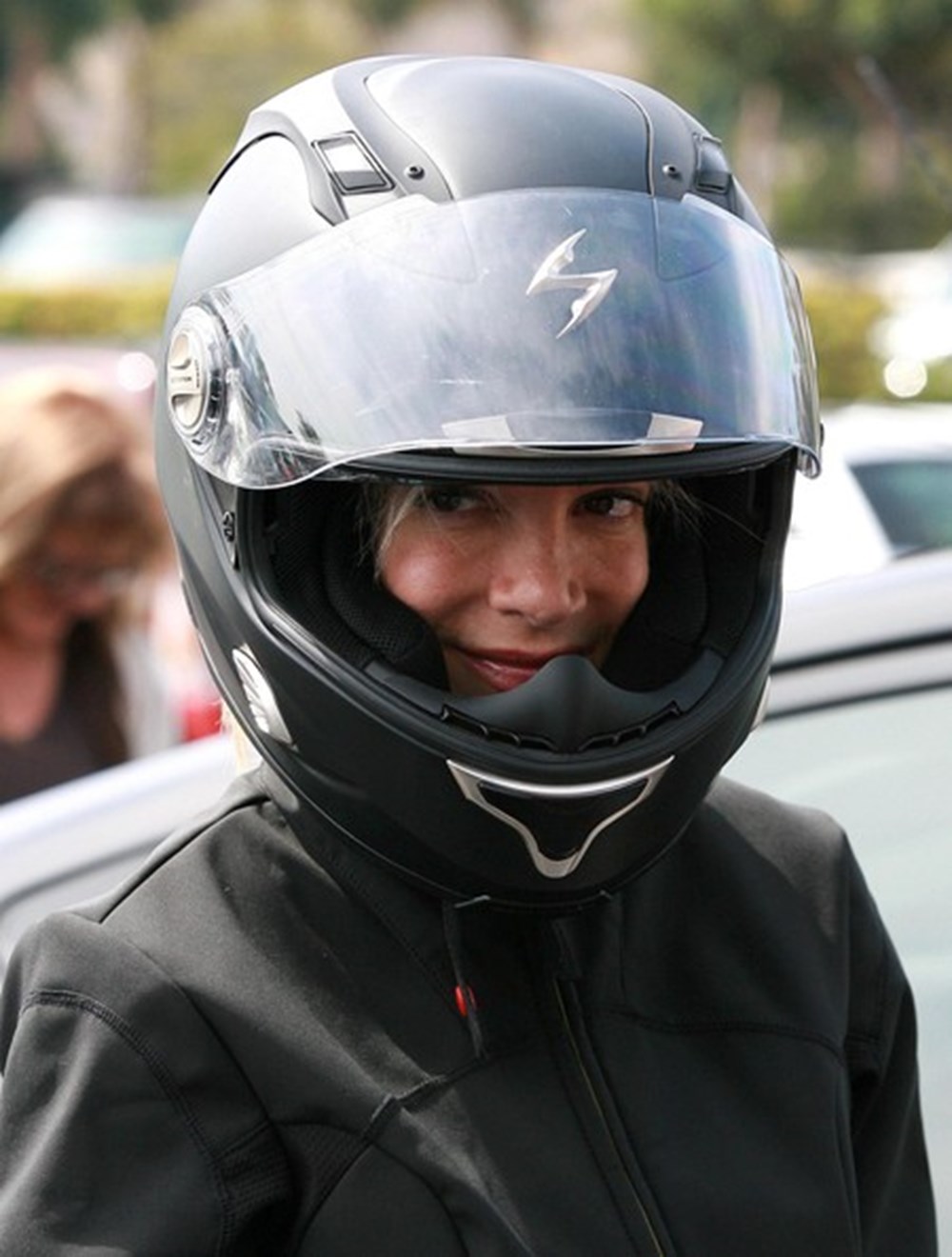 мотоциклист в шлеме. человек в каске. Hud шлем crosshelmet x1. должен ли велосипедный шлем быть до ушей. Wear a helmet.