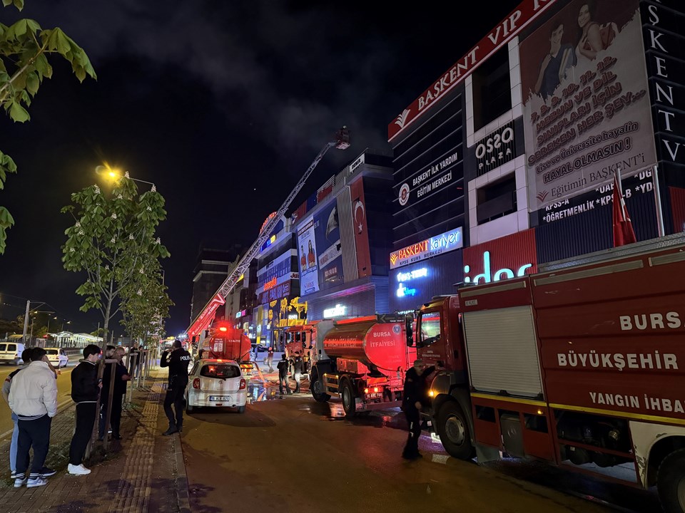 Bursa'da iş merkezinin çatısında çıkan yangın söndürüldü - 1