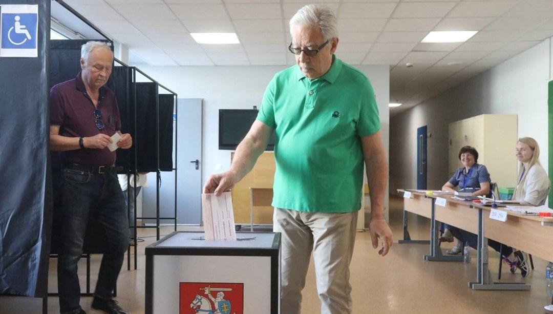 Litvanya halkı seçimin ikinci turu için sandık başında