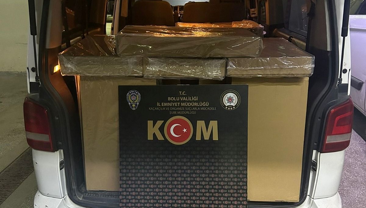 Bolu'da durdurulan minibüste 500 bin makaron ele geçirildi Bolu'da durdurulan minibüste 500 bin makaron ele geçirildi