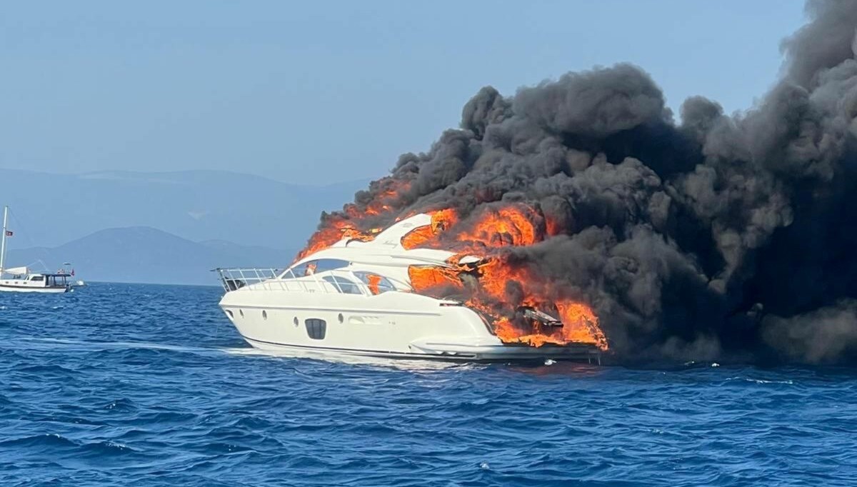 Bodrum açıklarında yanan motoryat battı