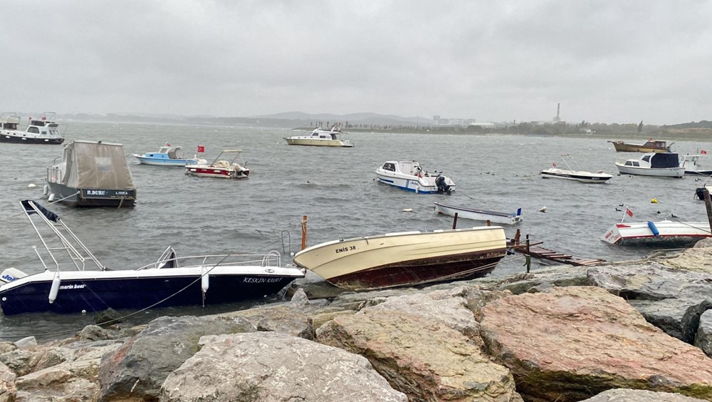 Kocaeli'de şiddetli fırtına: Tekneler karaya vurdu - 1