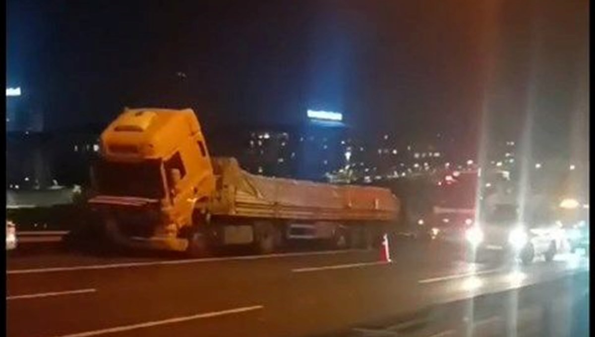 Başakşehir'de TIR'a çarpan motosiklet sürücüsü öldü Başakşehir'de TIR'a çarpan motosiklet sürücüsü öldü