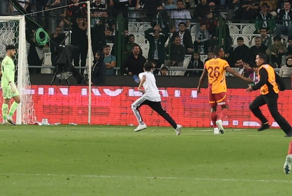 Konyaspor - Galatasaray maçında alana demir atıldı! 73 mH2HiF64JUa69ZinY3qUWQ