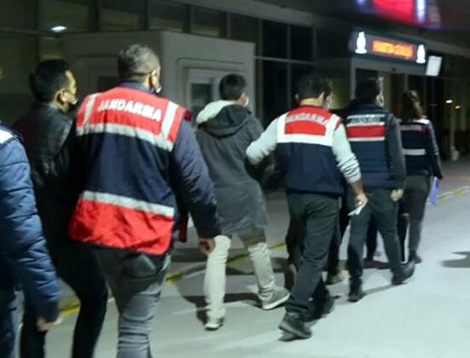 İzmir merkezli FETÖ soruşturmasında 60 tutuklama - 1