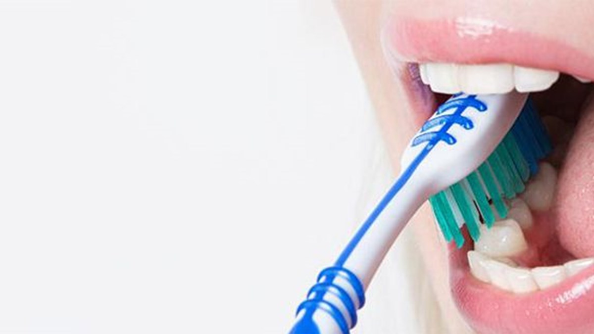 Чистка фтором. Неприятный запах изо рта зубная щетка. Чистить зубы с разных сторон. Причины запаха изо рта чистить зубы?.