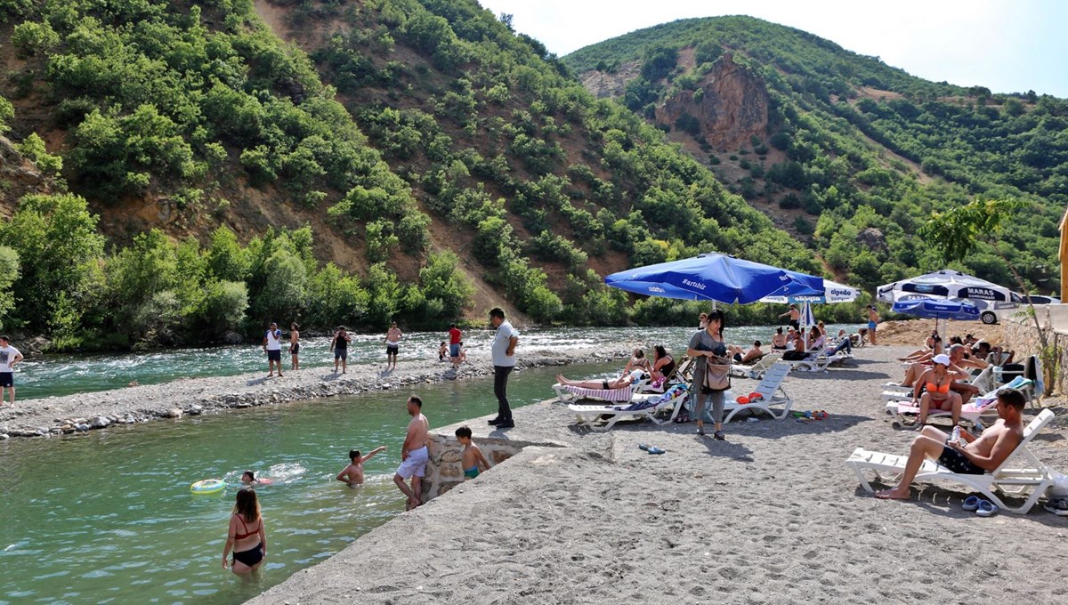 Tuncelililer 40 derece sıcaklıkta Munzur'a akın etti