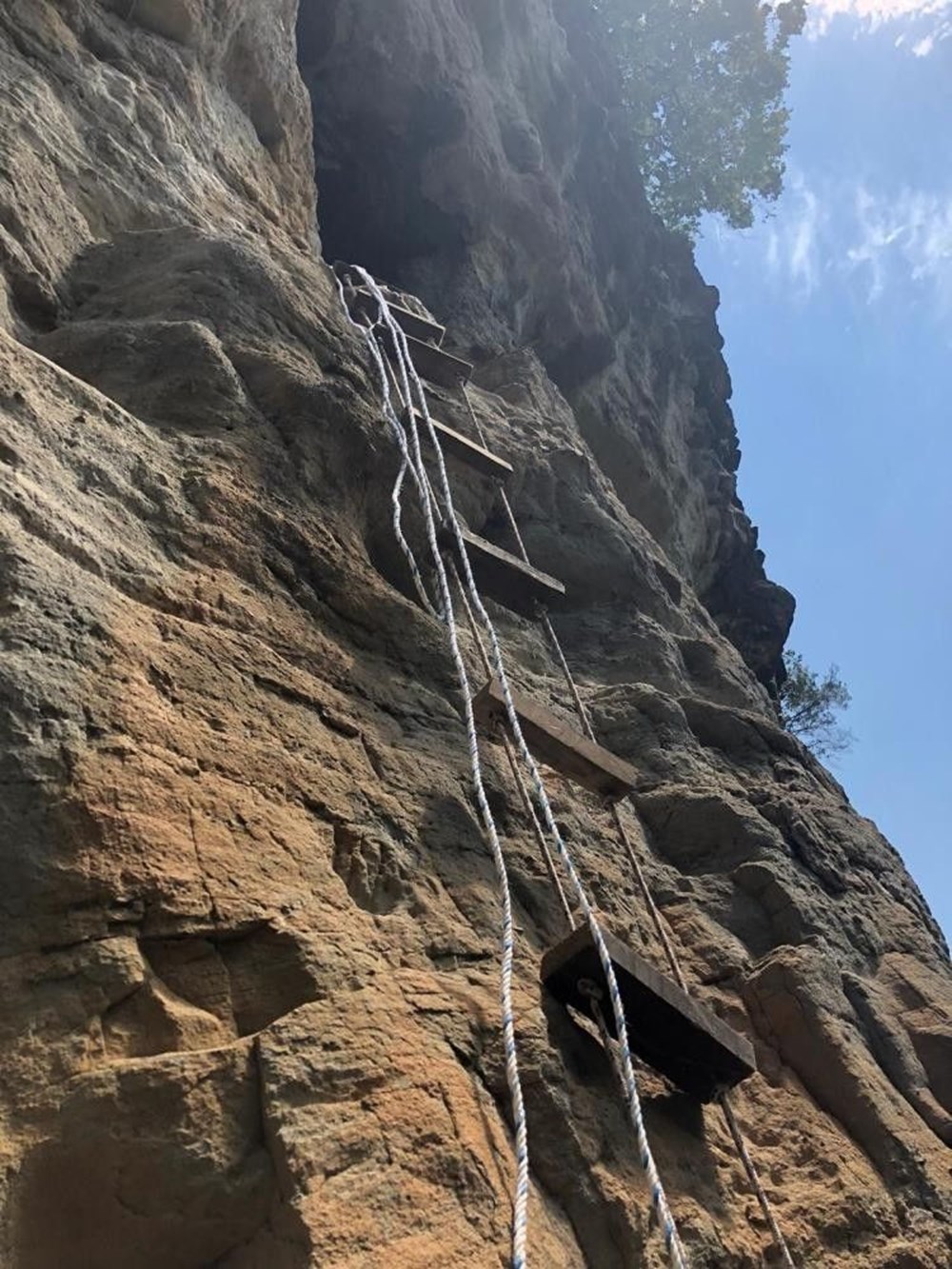 Kayalar oyularak yapılan Pedromida Kilisesi definecilerin hedefi haline geldi - 2