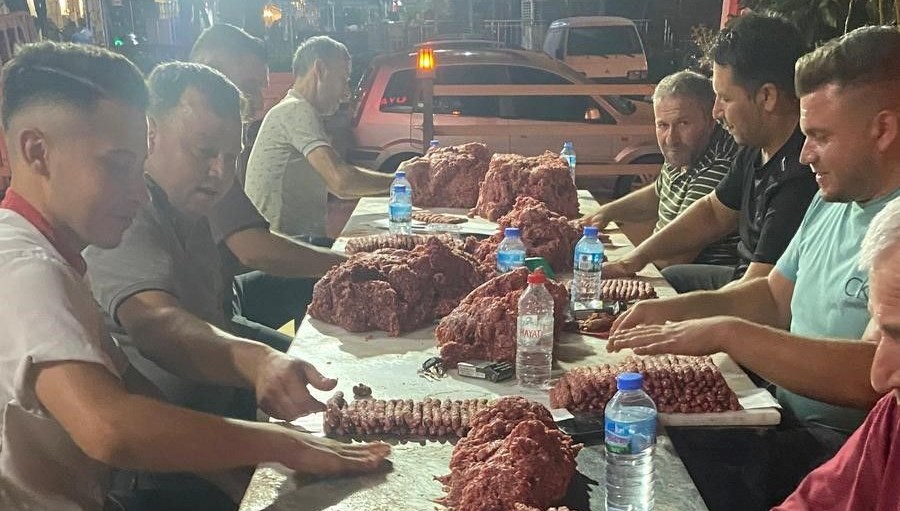 Köfte yoğurmak meslek oldu: Aşçılar zamanla yarışıyor