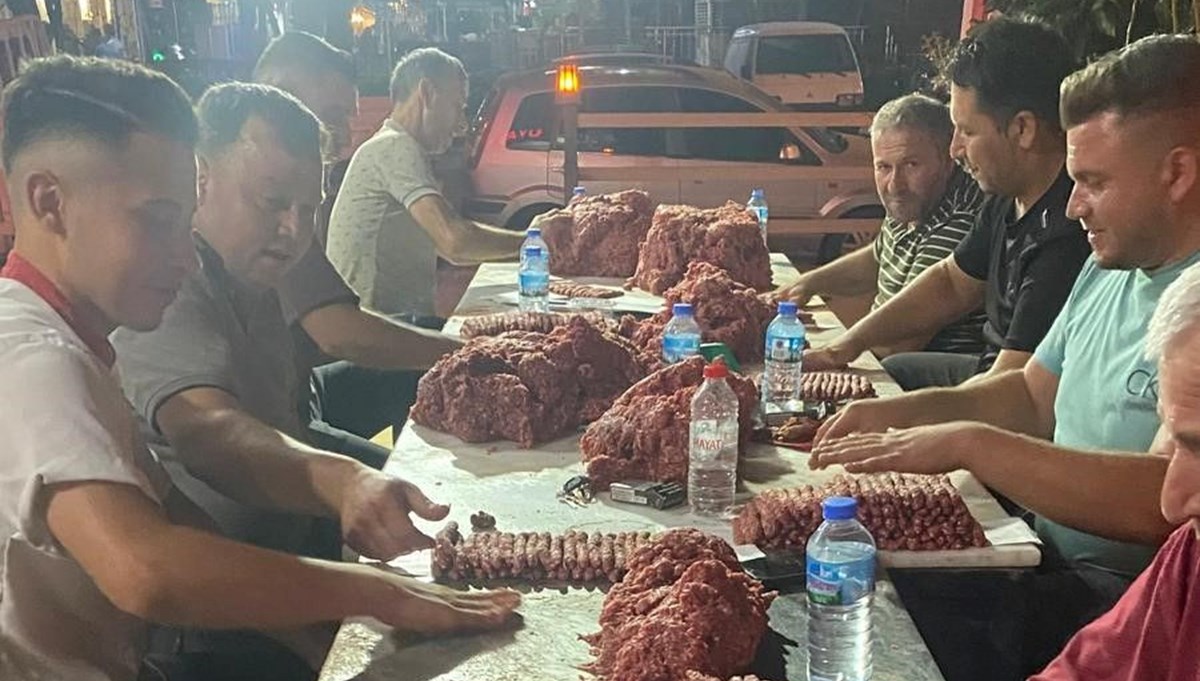 Köfte yoğurmak meslek oldu: Aşçılar zamanla yarışıyor